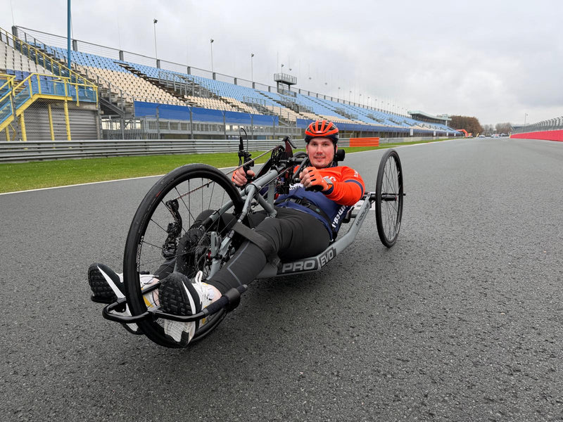 Michael verzet bergen met zijn handbike