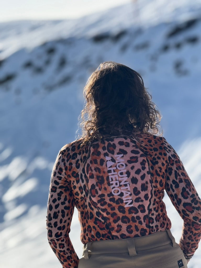 Skipully panterprint met rugbeschermer dames in de sneeuw