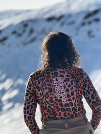 Skipully panterprint met rugbeschermer dames in de sneeuw